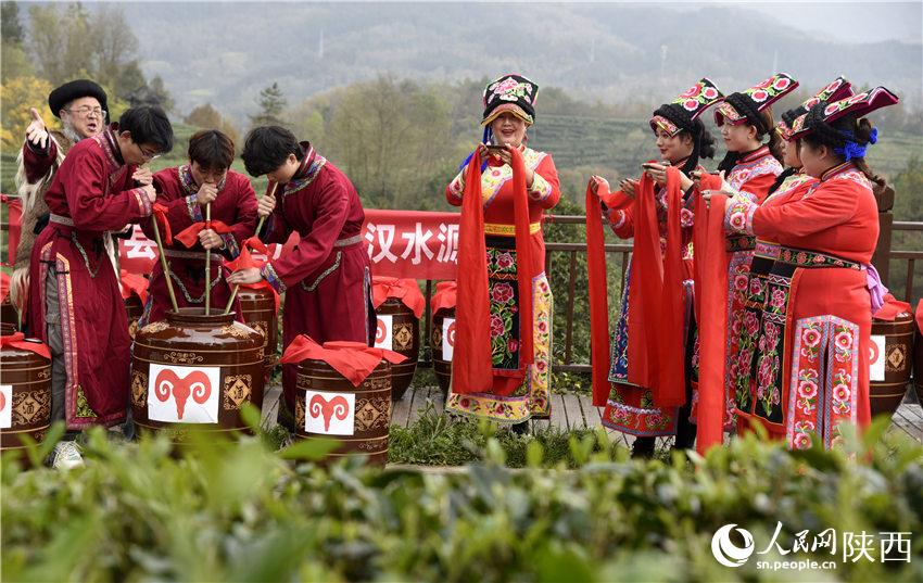 宁强县姑娘们通过唱咂酒歌、献羌红等方式欢度羌历新年。黎德华摄