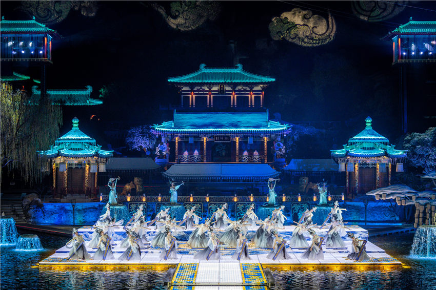 冬季版舞剧《冰火长恨歌》在华清宫首演。