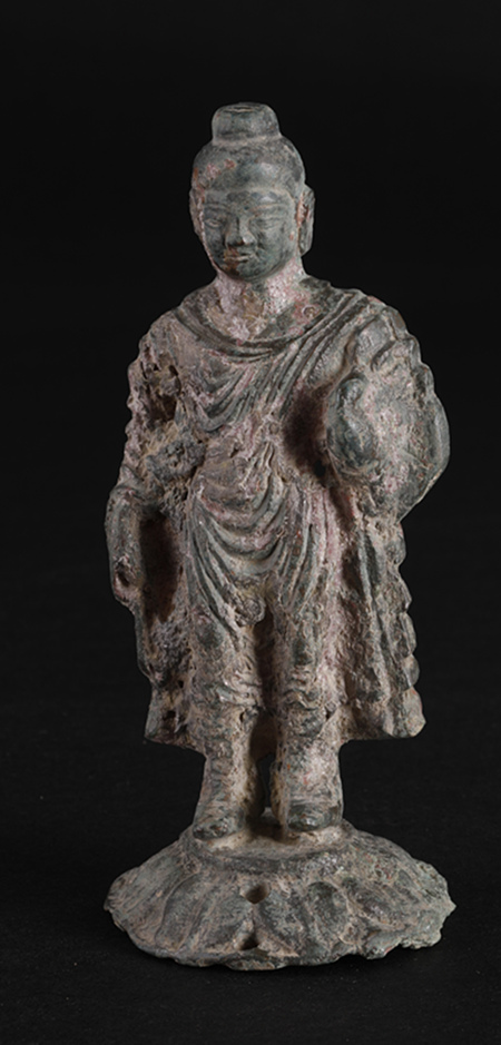 成任墓地出土的金銅釋迦牟尼立像。陝西省考古研究院供圖