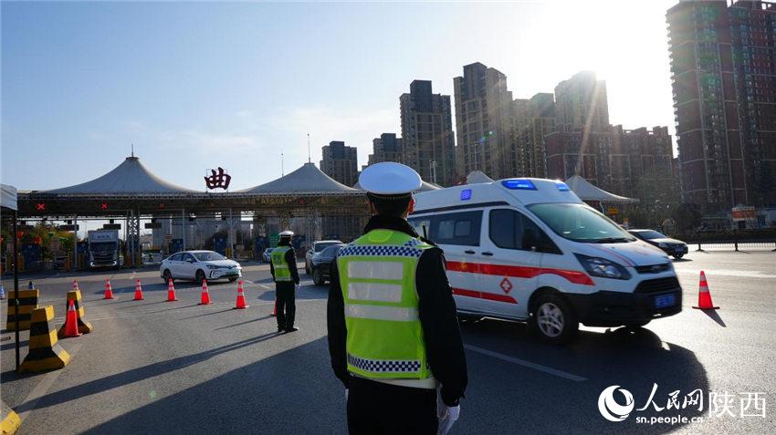 西安交警曲江大队民警为救护车辆开辟绿色通道。