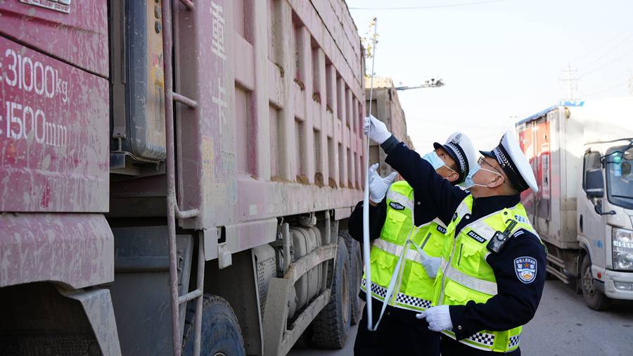 西安公安交警联合多部门开展货车非法改装专项整治行动