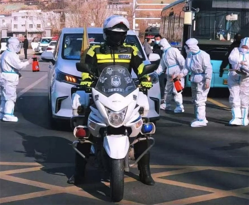 西安公安交警長安大隊鐵騎開道護送核酸檢測樣本。
