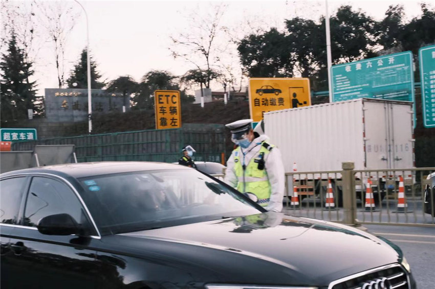 西安公安交警雁塔大隊在各高速收費站布置警力。