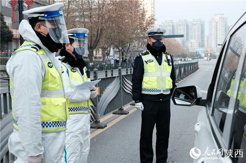 12月28日下午，西安市长安路主干道上，车辆稀少。西安交警在小寨、南门、北大街等位置设置防控点位，24小时对双向车辆进行检查。人民网记者吴超 摄