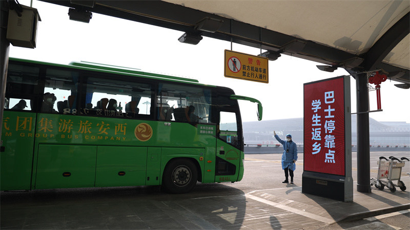 学生乘坐的大巴车抵达西安咸阳机场T2航站楼。