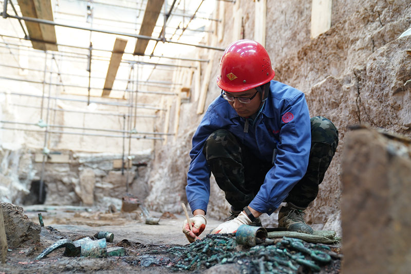 考古專家正在江村大墓進行考古發掘。陝西省考古研究院供圖