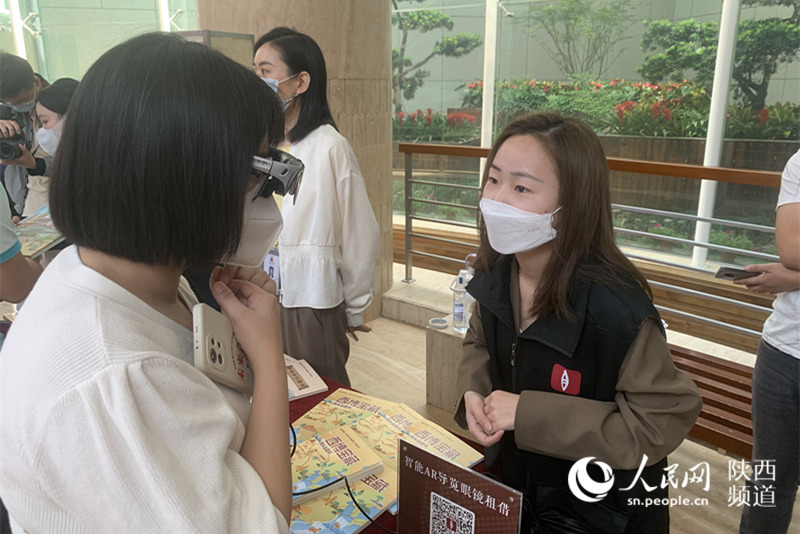 游客正在通过AR眼镜体验博物馆智能游览。李志强 摄