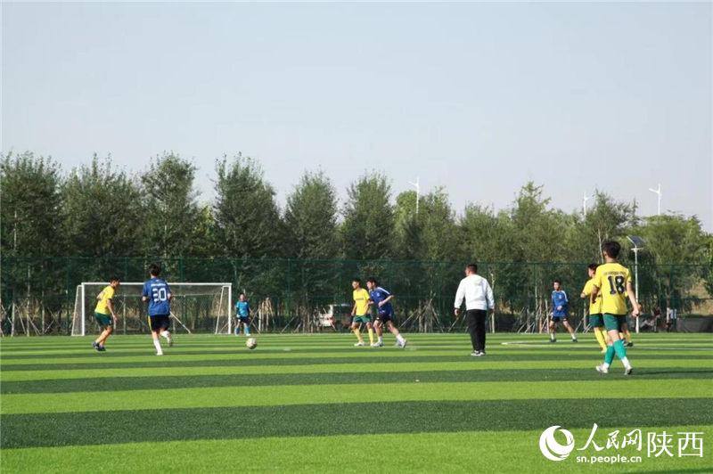 陝西省渭南市渭河生態公園足球場內，孩子們在踢足球。