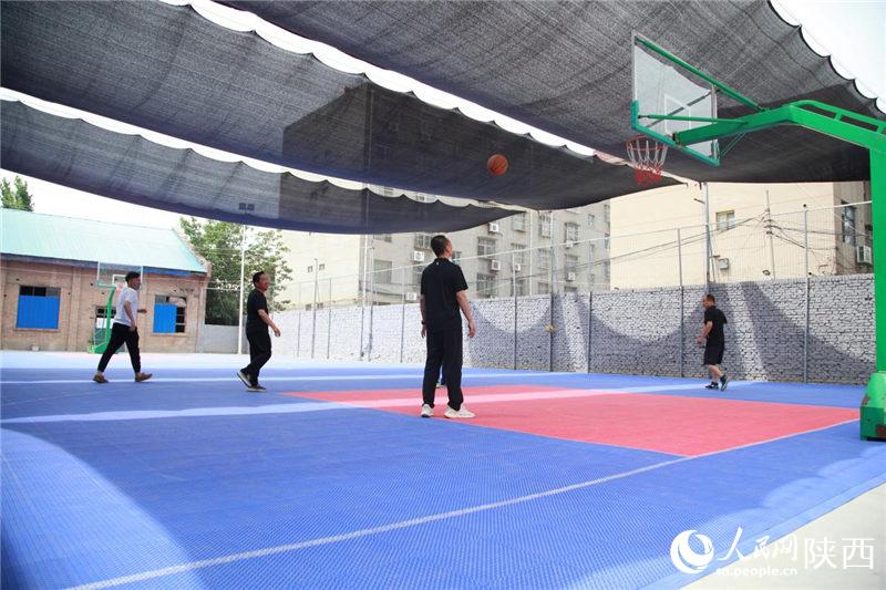 陝西省渭南市蒲城縣，人們正在一舊廠房改造的籃球場內打籃球。