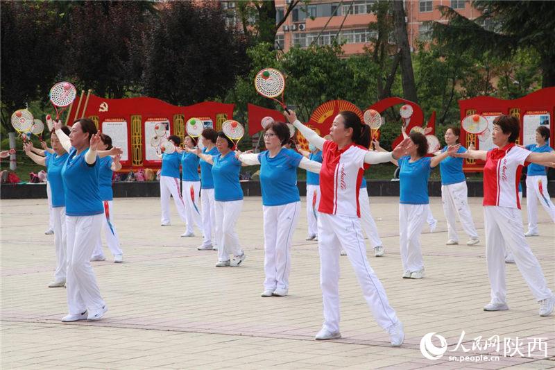 陝西省安康市金州廣場，市民們在進行柔力球表演。
