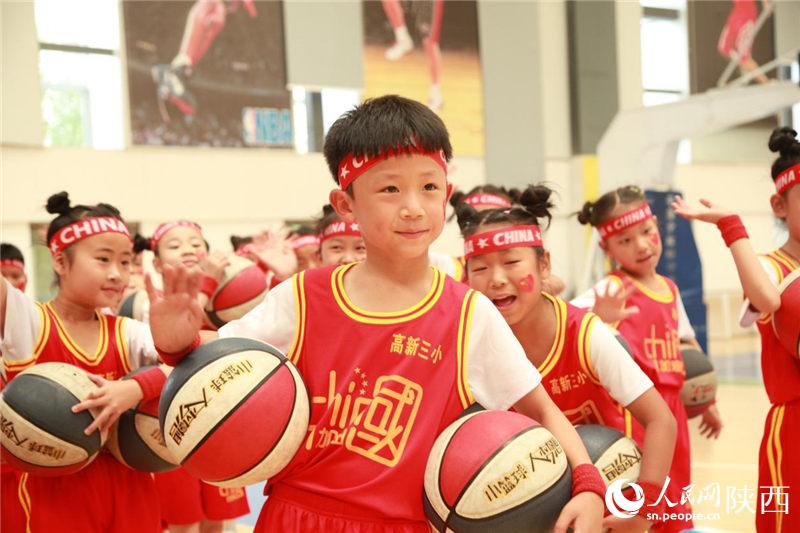 陝西省安康市高新三小的孩子們在表演完《籃球操》后合影留念。