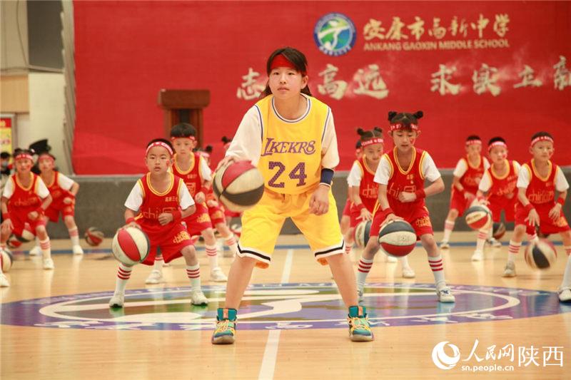 陝西省安康市高新三小的孩子們在表演《籃球操》。