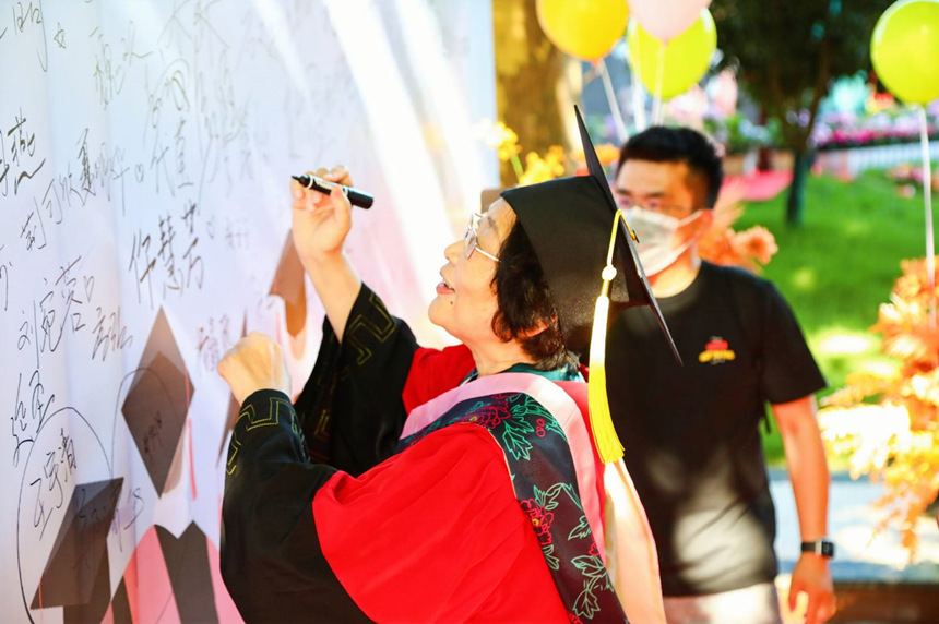 西京學院土木工程學院、會計學院2022屆本科畢業生畢業典禮暨學位授予儀式現場。