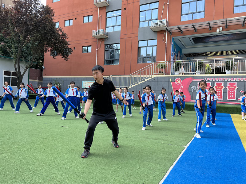 体育老师张文礼正在带领学生学习“短兵”技巧。校方供图