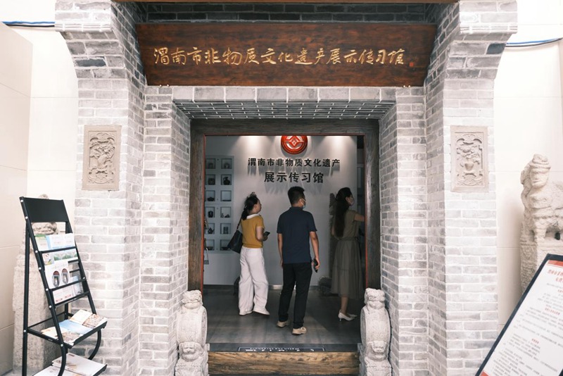 8月1日上午，中外媒體走進渭南市非物質文化遺產展示傳習館，感受千年文化瑰寶的魅力。人民網記者吳超 攝