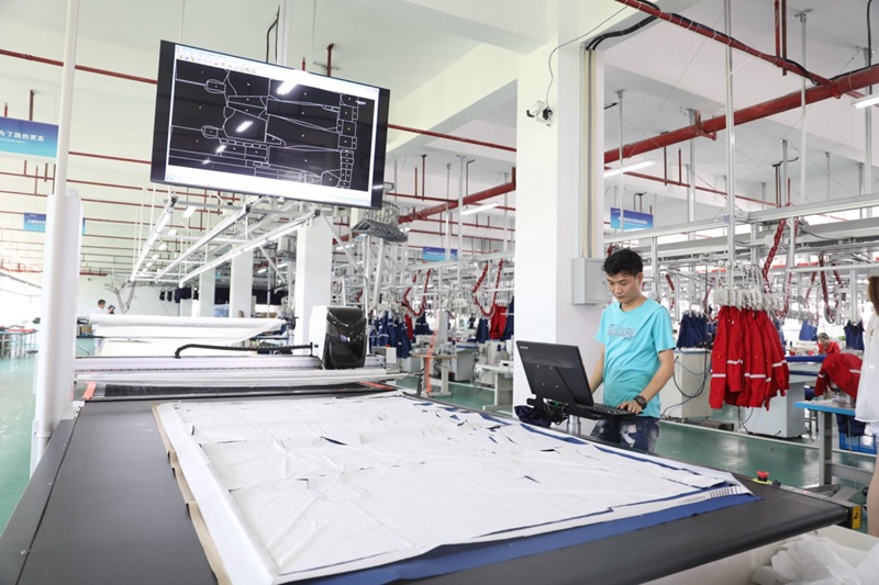 8月5日，陕西北方核防护科技有限公司里，工人在操作自动裁剪床。吴凯摄