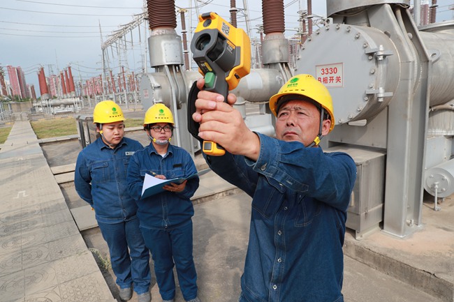 國網陝西電力銅川供電公司變電運維班運維人員對變電設備開展巡視測溫。