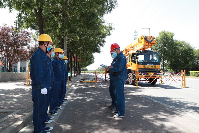 國網陝西電力銅川供電公司積極開展帶電作業，保障迎峰度夏期間轄區居民不間斷供電。
