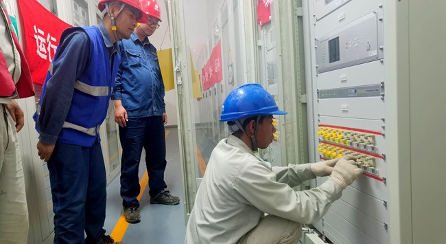 國網陝西電力延安公司供電公司工作人員調試變電站保護裝置