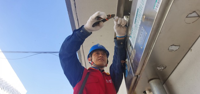 國網陝西電力延安供電公司員工上門為侯溝門社區用戶檢查用電表計。