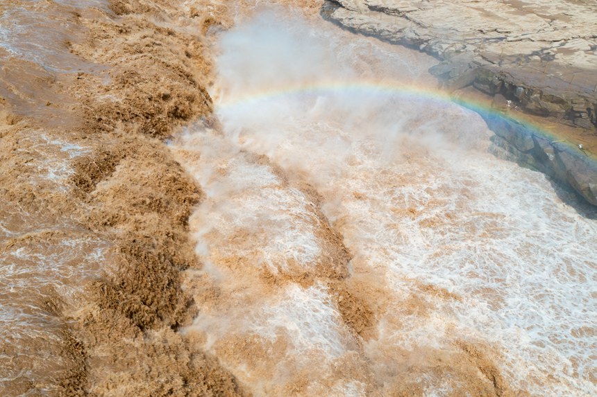 黃河壺口瀑布水霧翻騰現彩虹。霍勇 攝
