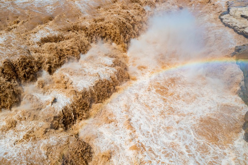 黃河壺口瀑布水霧翻騰現彩虹。霍勇 攝