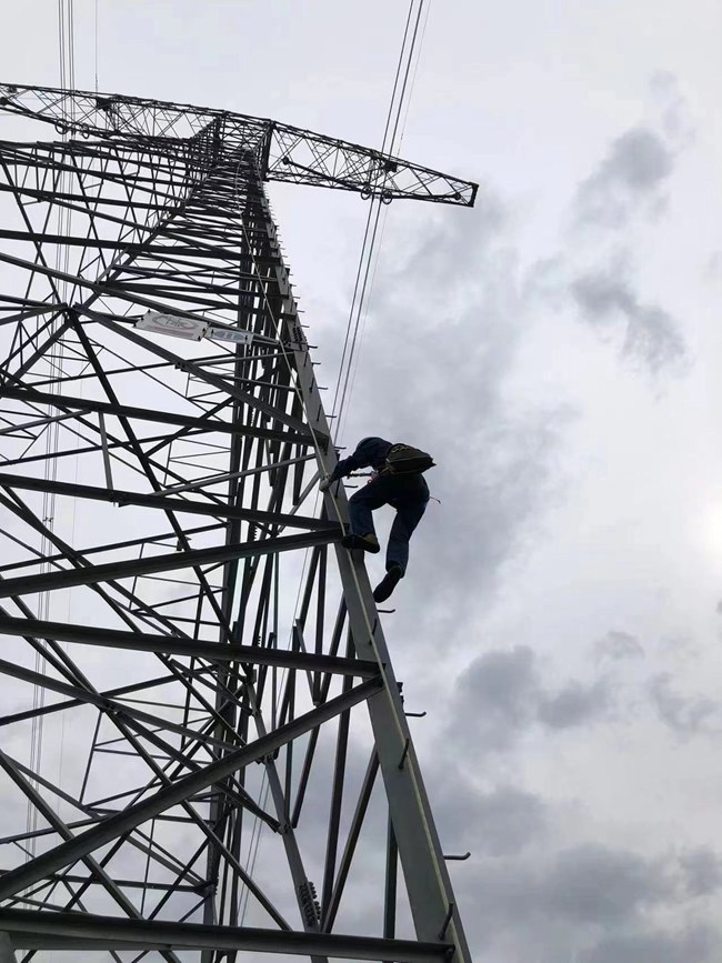 國網陝西電力員工登塔進行鐵塔端補裝銷子工作