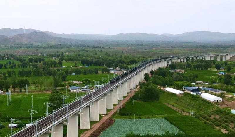 浩吉铁路沿线风景。