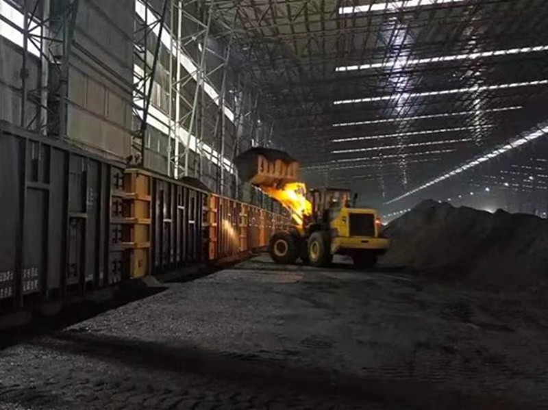 浩吉铁路列车正在装载煤炭。