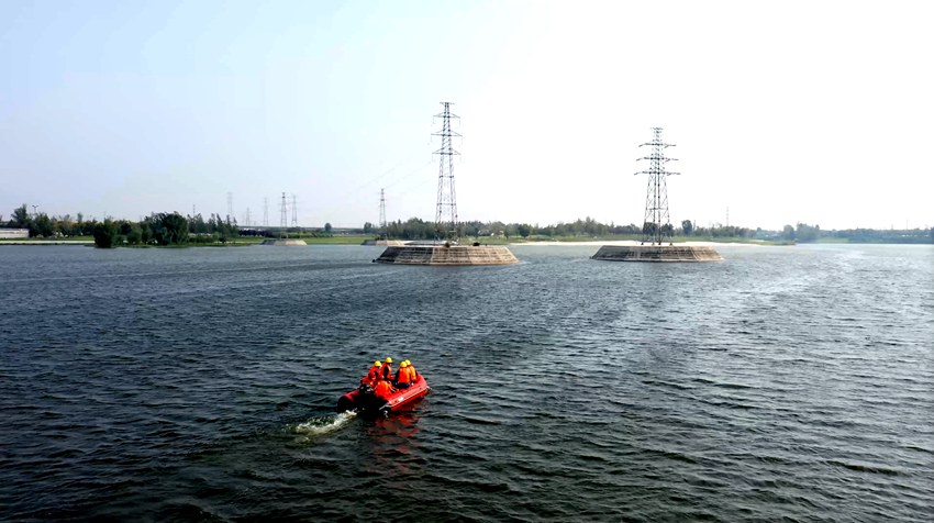 国网陕西电力工作人员在西咸新区沣河金湾，对110千伏沣肖线13号杆塔进行检修。国网陕西电力供图