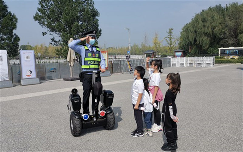 西安旅游警察為游客當好平安旅程“護航員”