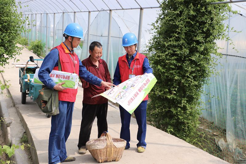 国网陕西电力工作人员深入田间地头为农户讲解安全用电常识