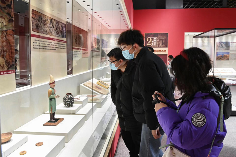 观众正在观看展览。张天柱 摄