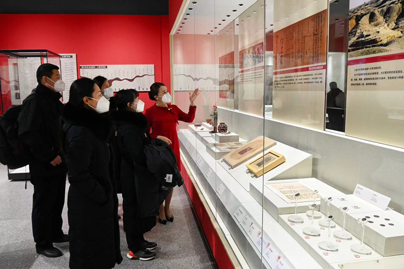 观众正在观看展览。张天柱 摄