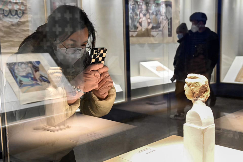 观众正在观看展览。张天柱 摄