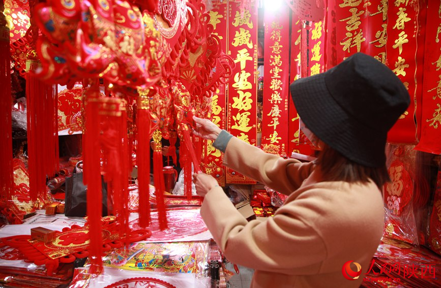 西安城隍庙内，市民正在选购中国结