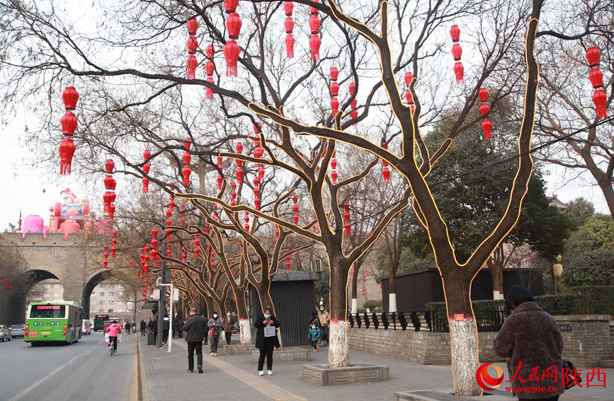 西安城墙永宁门外的行道树挂满红灯笼