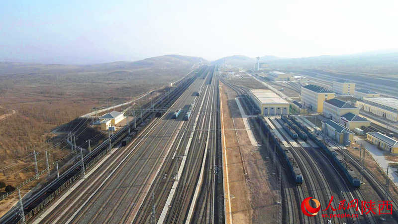 浩吉鐵路萬噸重載列車開行突破900列，此圖為靖邊東站。賀鵬 攝 