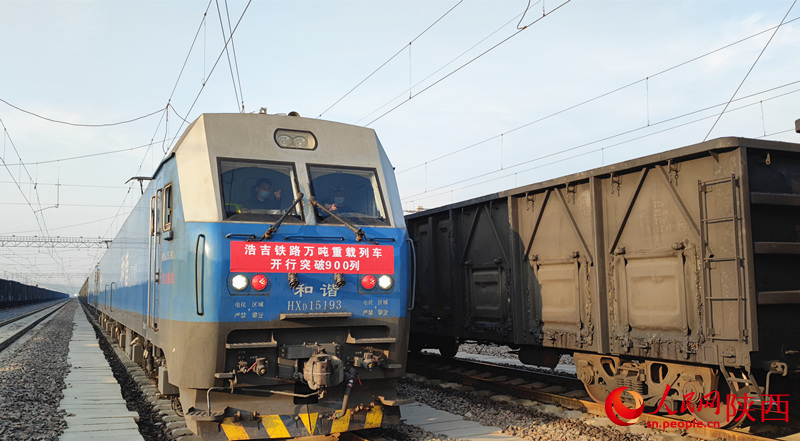 浩吉鐵路萬噸重載列車開行突破900列。賀鵬 攝