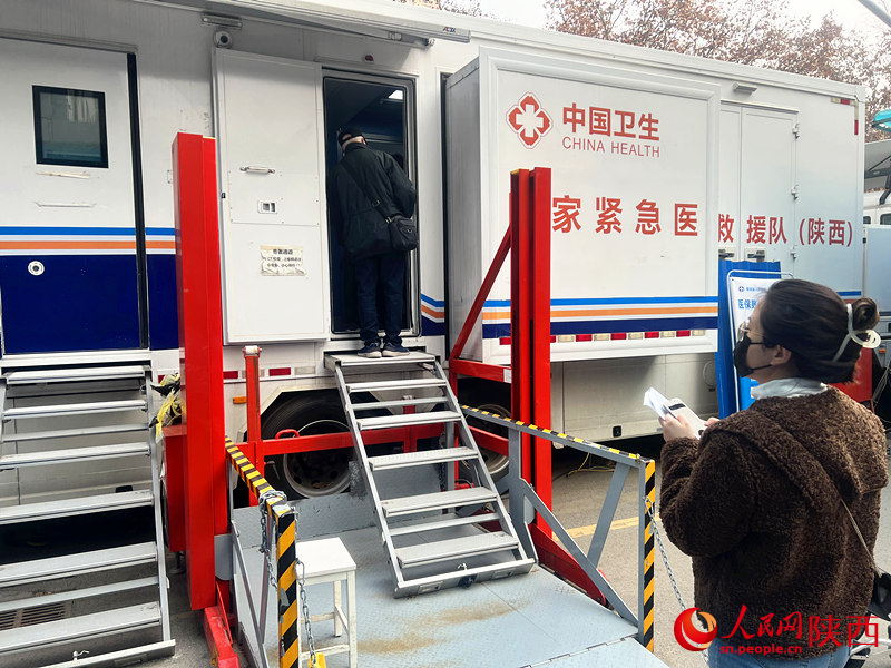 国家紧急医学救援应急CT车外，患者有序排队做检查。人民网 邓楠摄