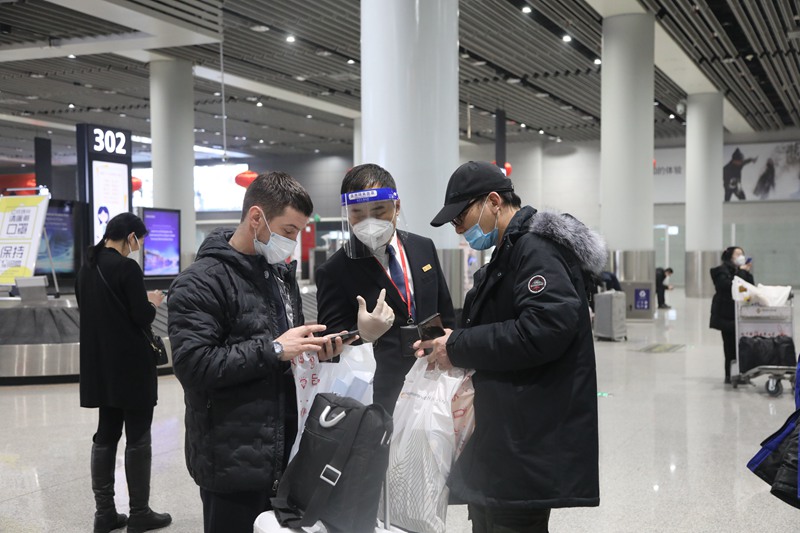 工作人员帮助旅客用手机进行相关操作。西咸新区空港新城供图