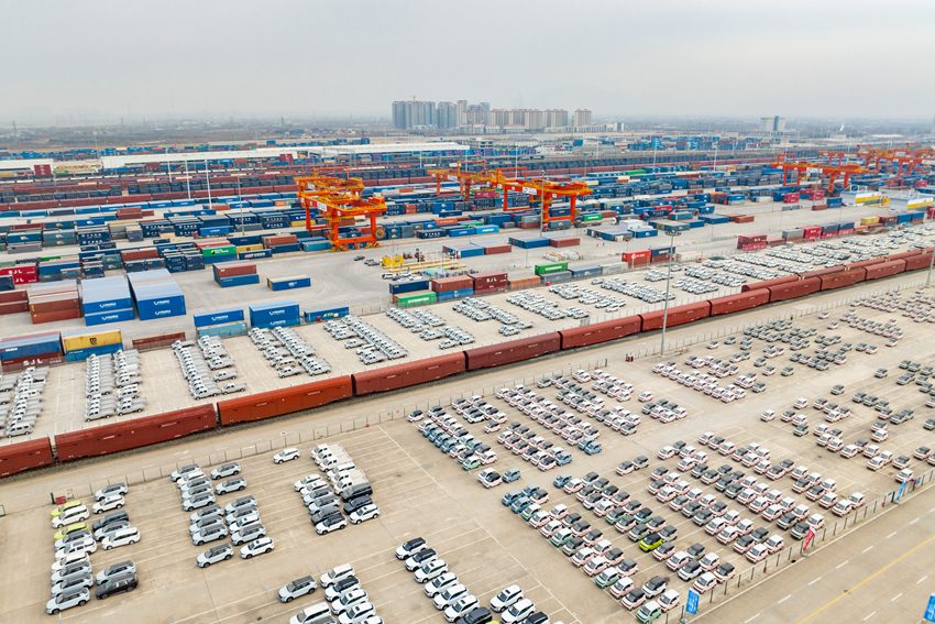  2023年1月16日，西安国际港站，中欧班列货物装卸作业正在紧张有序进行。刘翔 摄