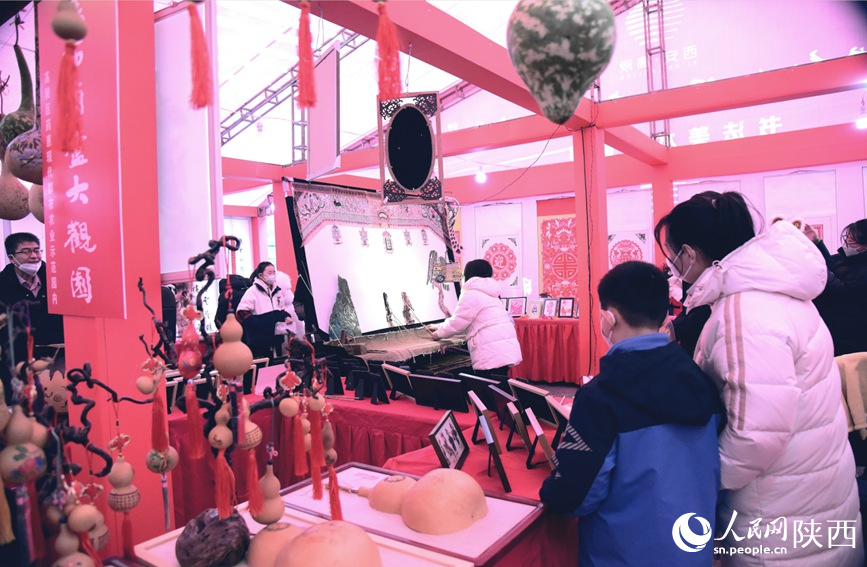 陕西高陵民俗文化展演现场，艺人正在表演皮影戏。
