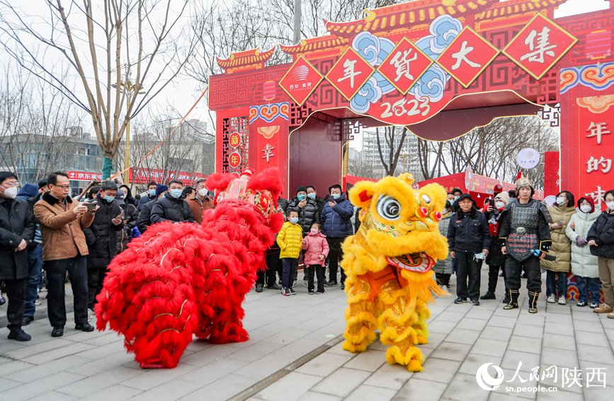 陕西高陵年货大集现场的传统舞狮表演。