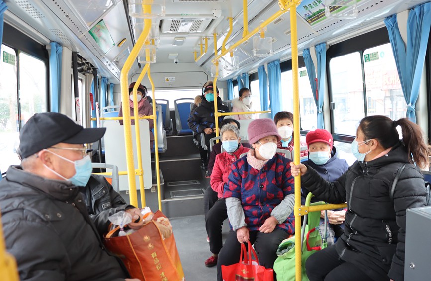 城市公交上，乡亲们正在攀谈。富平县交通运输局供图