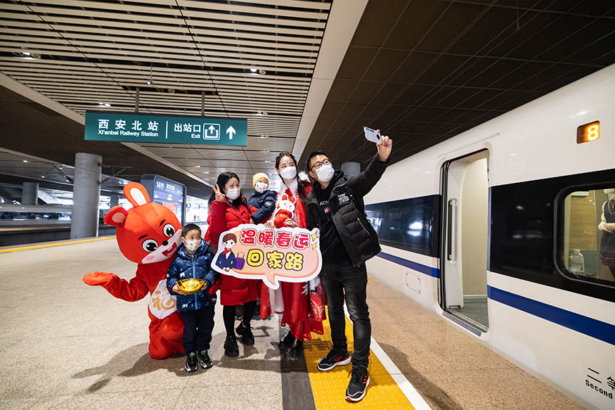 西安北站，高铁乘务员装扮成“嫦娥”、“玉兔”与旅客合影留念。刘翔 摄