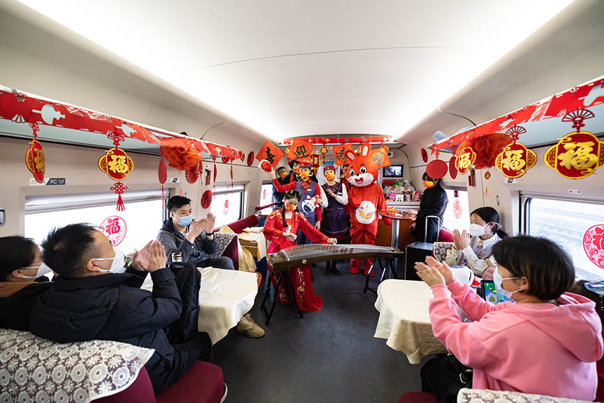 西安北至深圳北G824次列车，高铁乘务员在车厢内弹奏古筝为旅客送上新年祝福。刘翔 摄