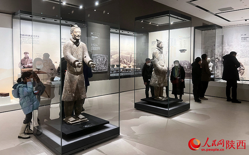 大年初一，游客在陕西考古博物馆里参观。人民网 邓楠摄