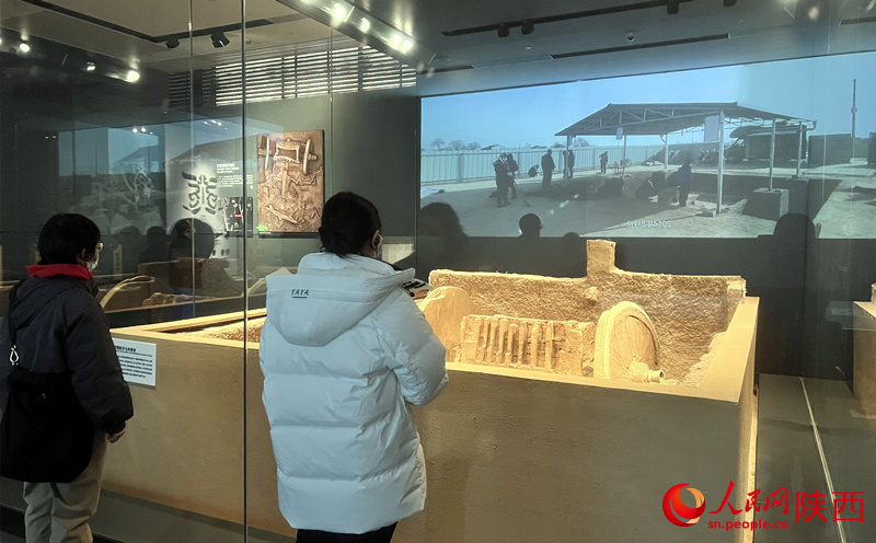 大年初一，游客在陕西考古博物馆里参观。人民网 邓楠摄
