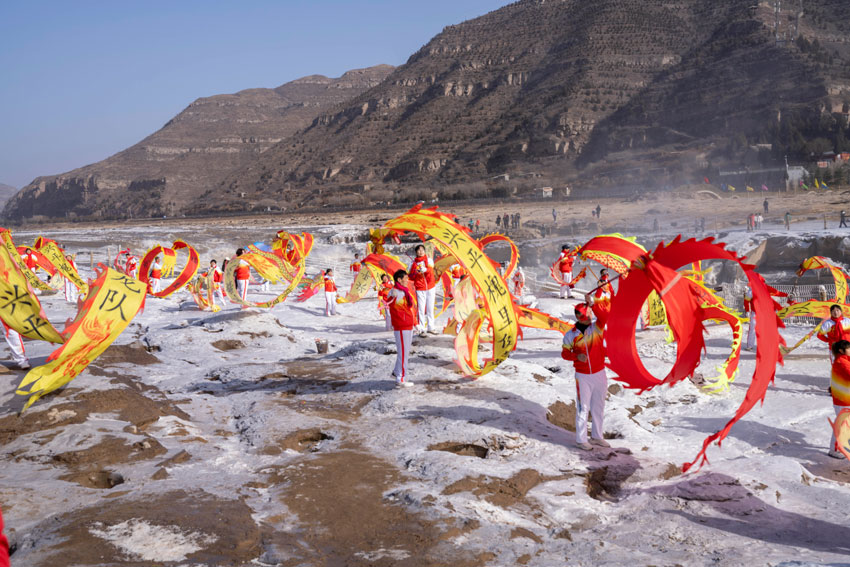 春節期間，陝西黃河壺口瀑布景區推出精彩非遺民俗活動。楊峰 攝